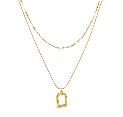 Collar de Capa con Colgante Escultórico - Acabado en Oro