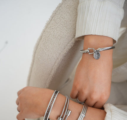 Pulsera de Plata con Colgante de Moneda