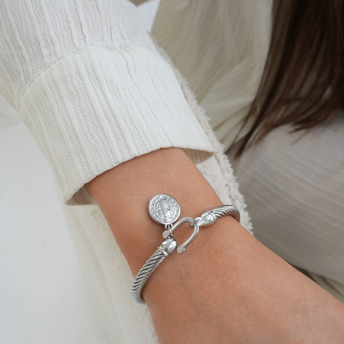 Pulsera de Plata con Colgante de Moneda