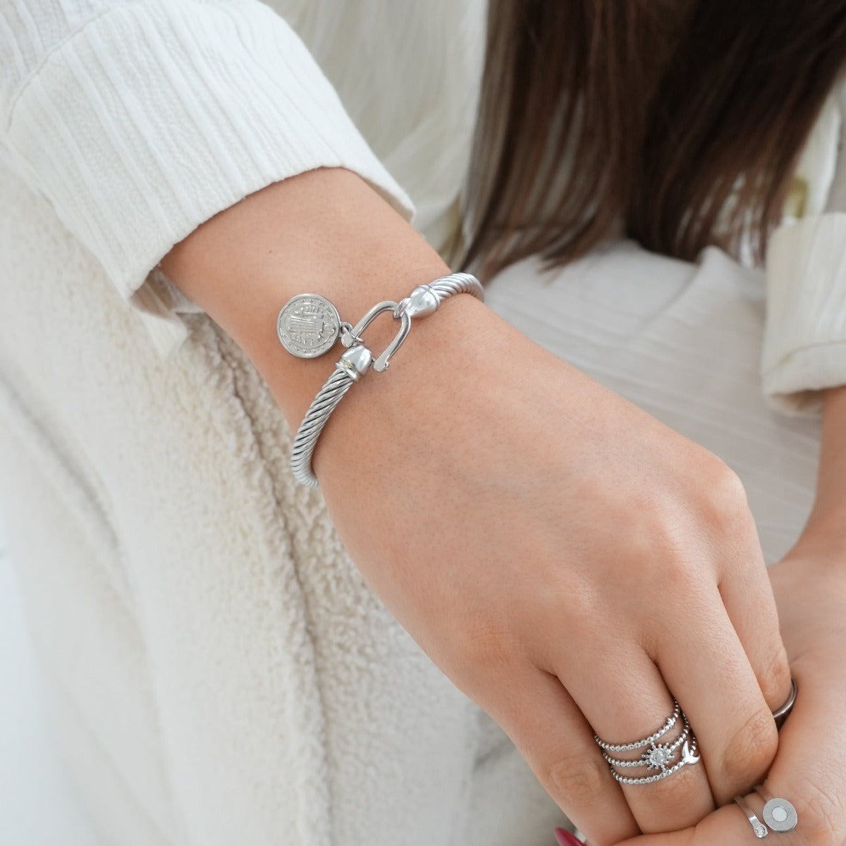 Pulsera de Plata con Colgante de Moneda