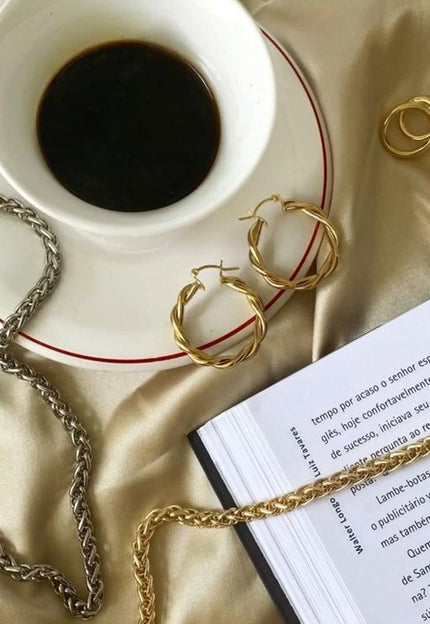 El arte de convertir lo cotidiano en extraordinario.Joyas que elevan los momentos simples con un destello de sofisticación eterna.