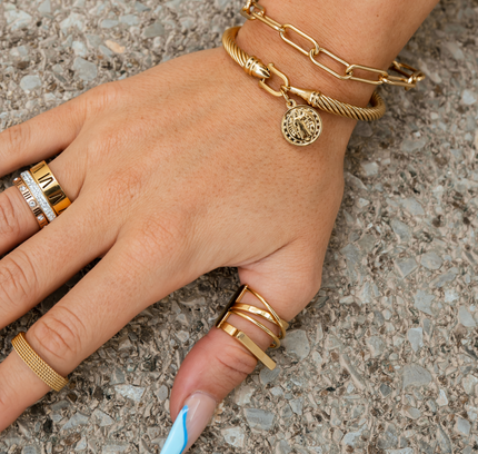Pulsera de Oro con Colgante de Moneda