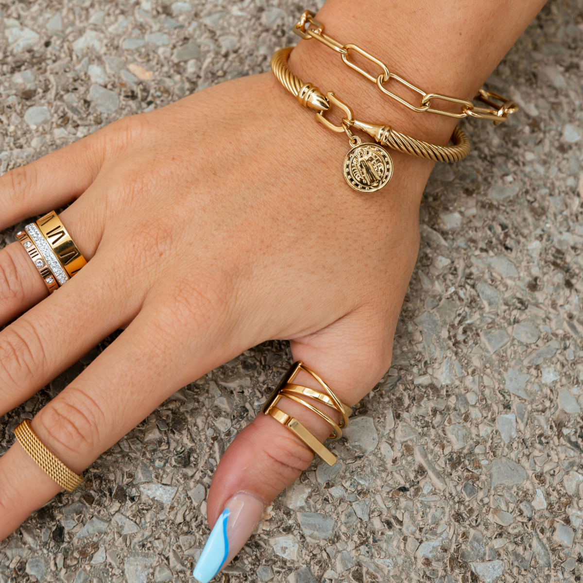 Pulsera de Oro con Colgante de Moneda