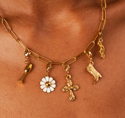 Cruz con Flecha - Collar Encantador en Oro
