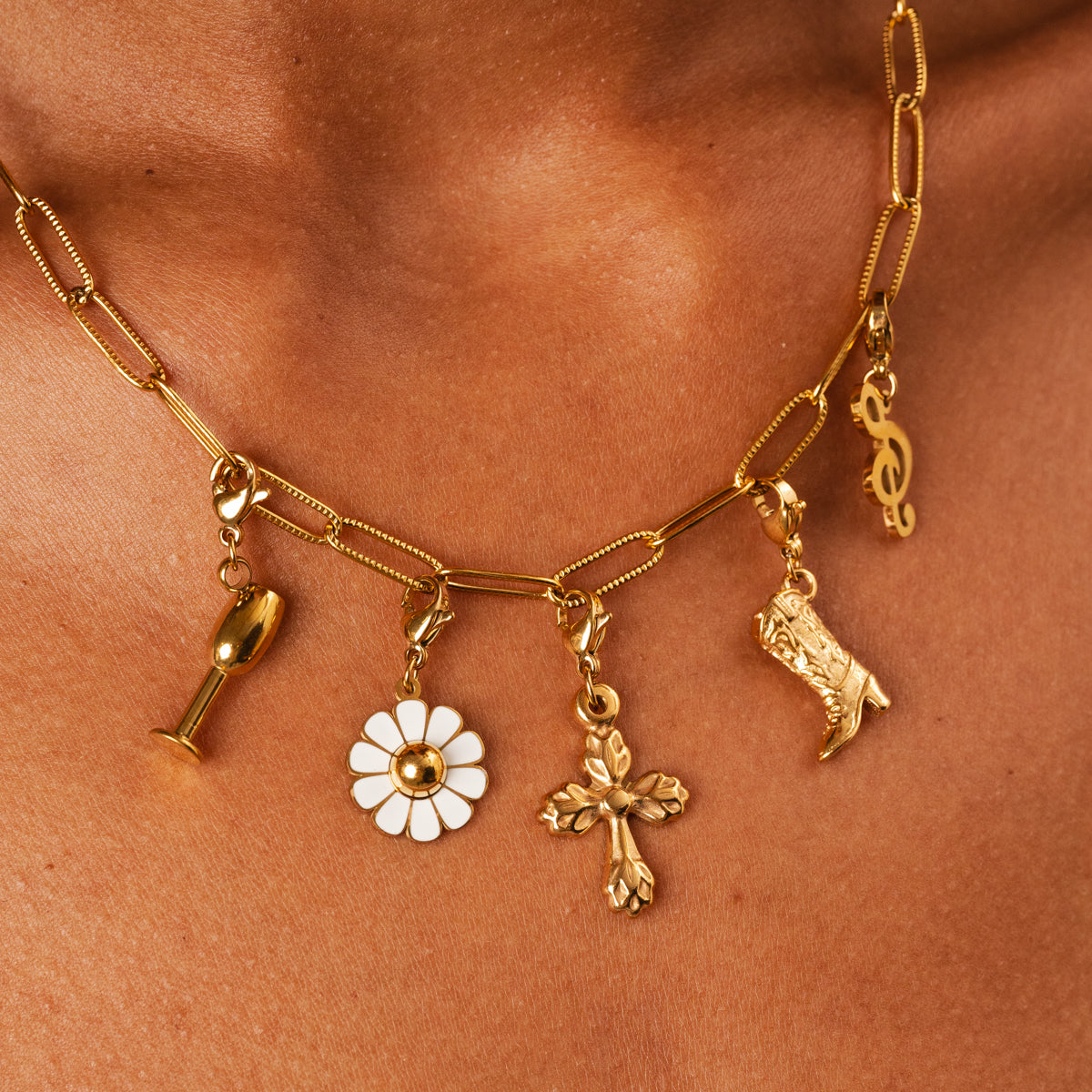 Cruz con Flecha - Collar Encantador en Oro