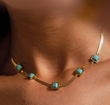 Collar de Cadena de Serpiente con Piedra Aqua - Baño de Oro