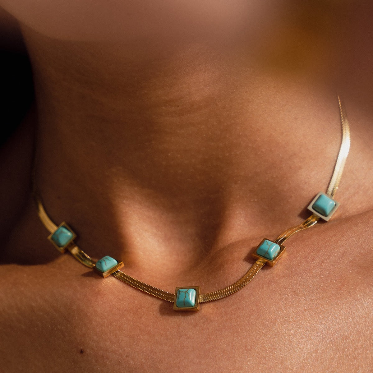 Collar de Cadena de Serpiente con Piedra Aqua - Baño de Oro