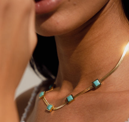 Collar de Cadena de Serpiente con Piedra Aqua - Baño de Oro