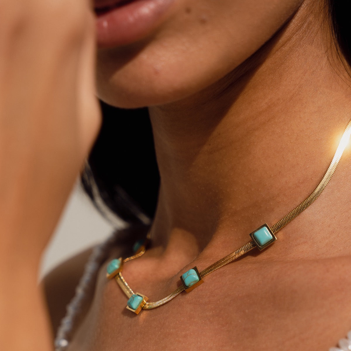 Collar de Cadena de Serpiente con Piedra Aqua - Baño de Oro