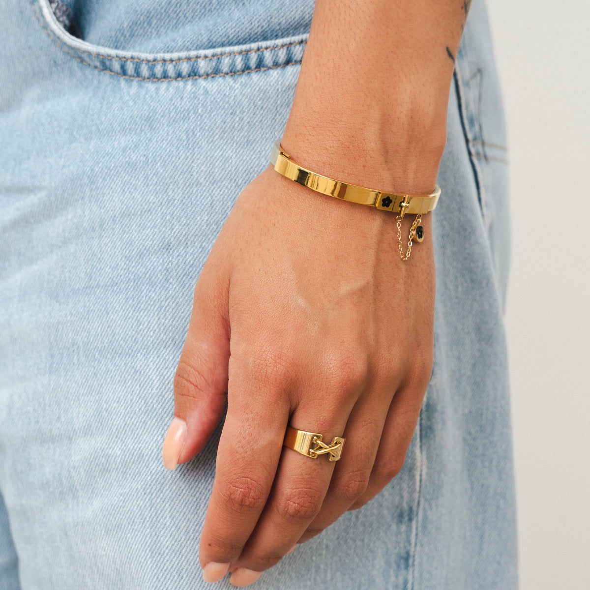 Brazalete con Charm Floral en Forma de Cerradura - Color Oro