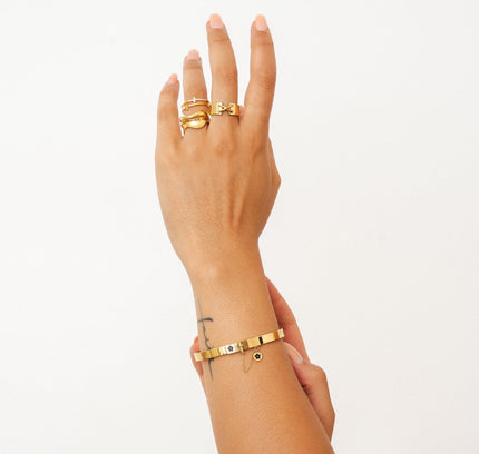 Brazalete con Charm Floral en Forma de Cerradura - Color Oro