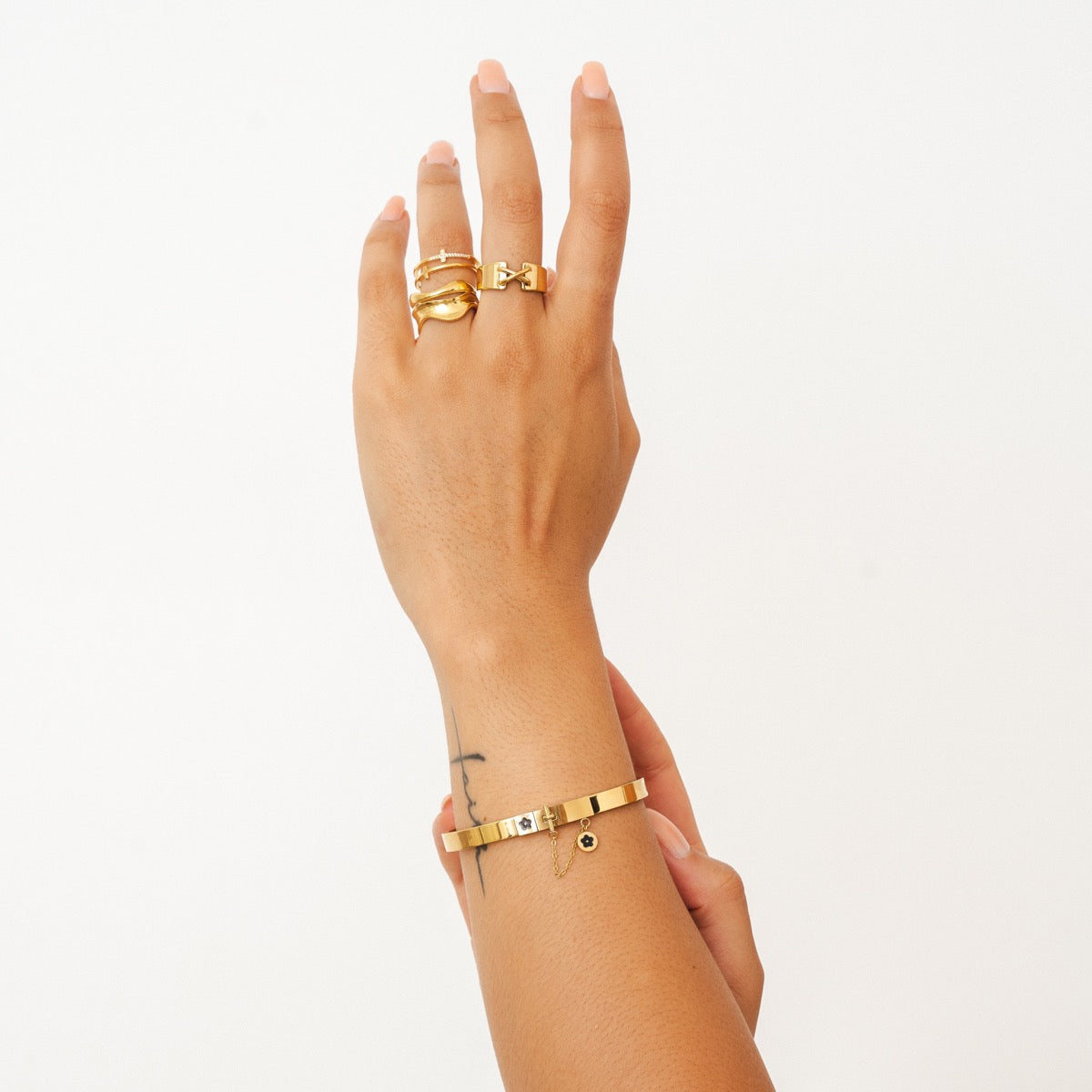Brazalete con Charm Floral en Forma de Cerradura - Color Oro