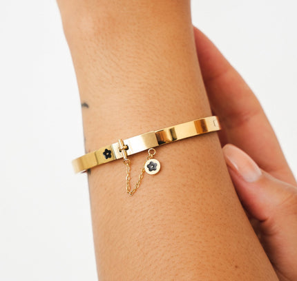 Brazalete con Charm Floral en Forma de Cerradura - Color Oro