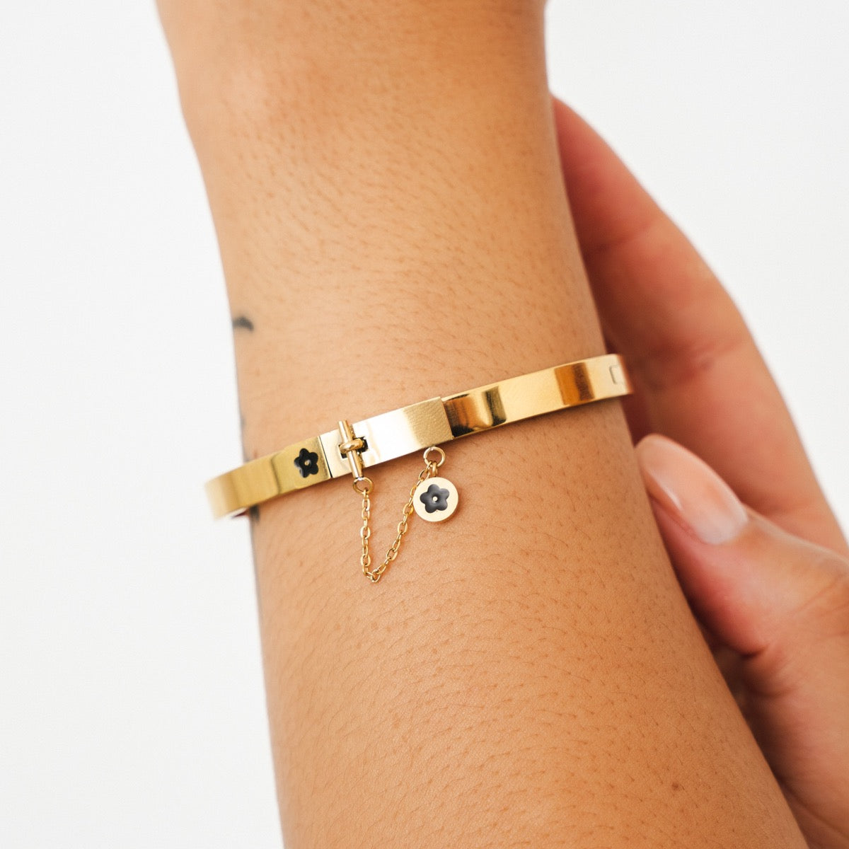 Brazalete con Charm Floral en Forma de Cerradura - Color Oro