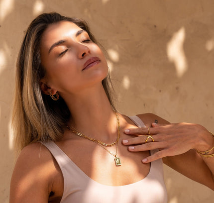 Collar de Oro con Colgante de Placa Amanecer