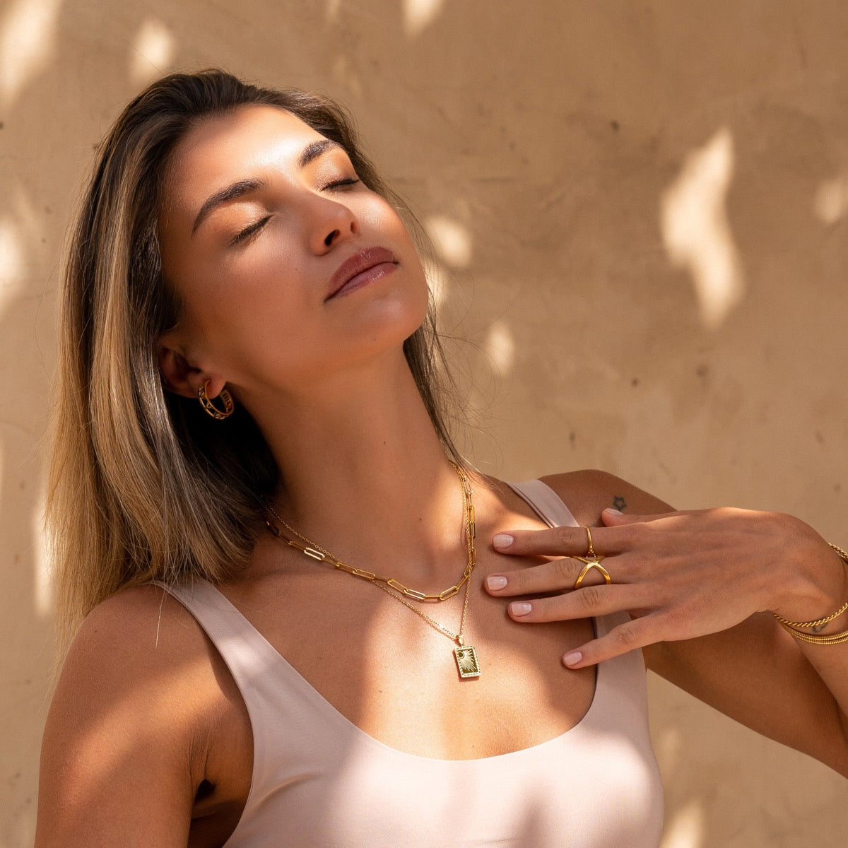 Collar de Oro con Colgante de Placa Amanecer