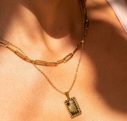 Collar de Oro con Colgante de Placa Amanecer