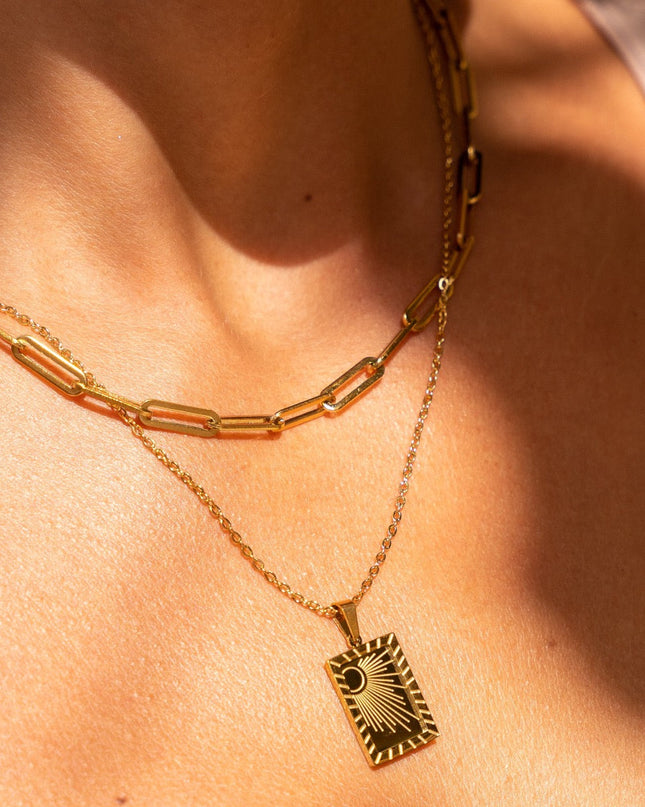 Collar de Oro con Colgante de Placa Amanecer