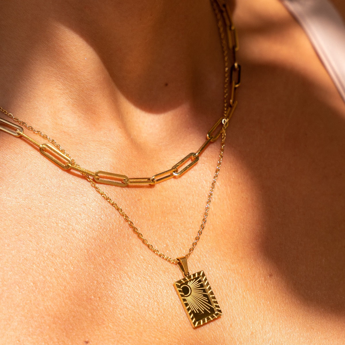 Collar de Oro con Colgante de Placa Amanecer