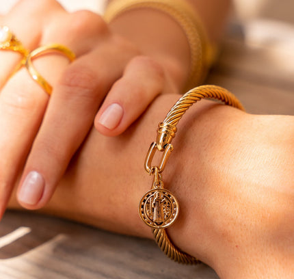 Pulsera de Oro con Colgante de Moneda