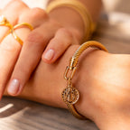 Pulsera de Oro con Colgante de Moneda
