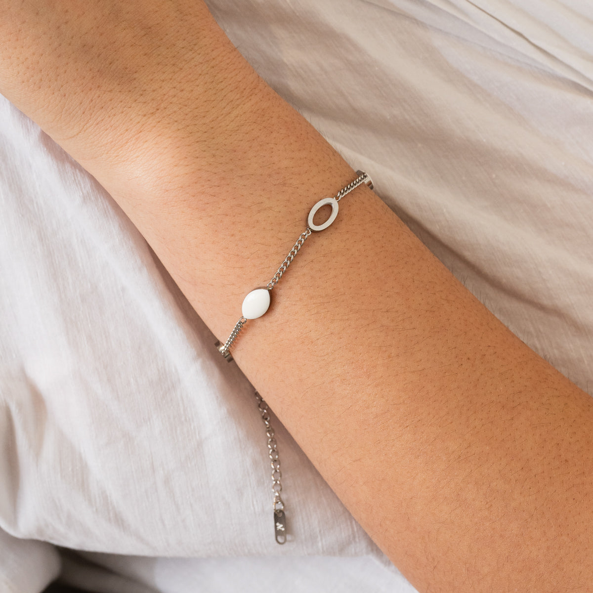 Pulsera Angellica con Colgante Ovalado en Plata