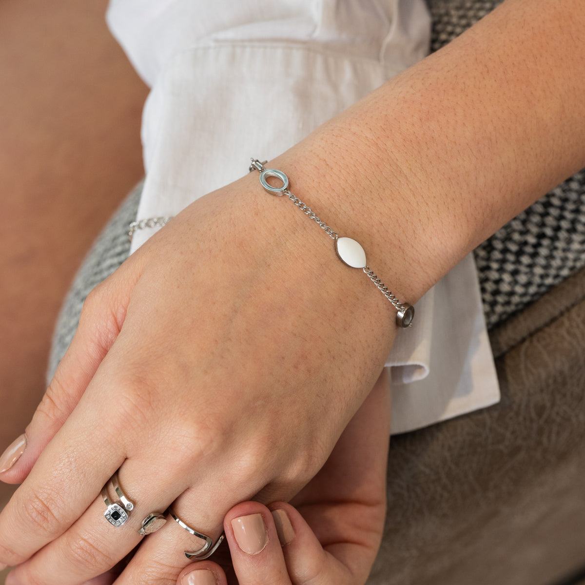 Pulsera Angellica con Colgante Ovalado en Plata