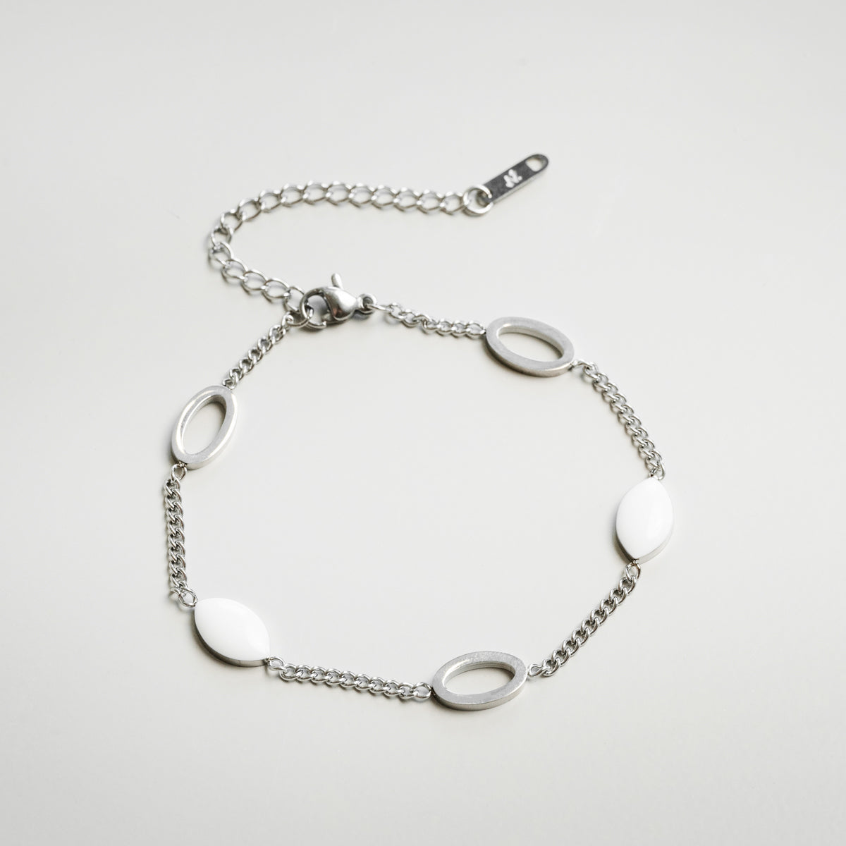 Pulsera Angellica con Colgante Ovalado en Plata