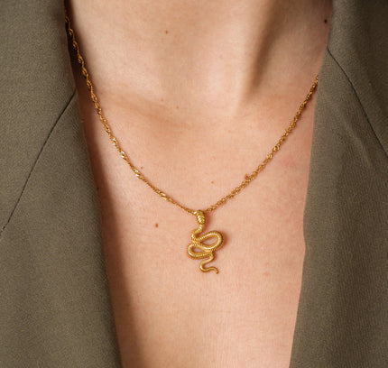 Collar de Oro con Colgante de Serpiente