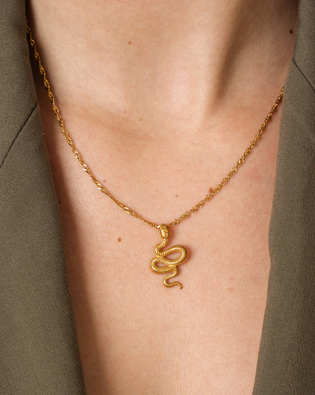 Collar de Oro con Colgante de Serpiente