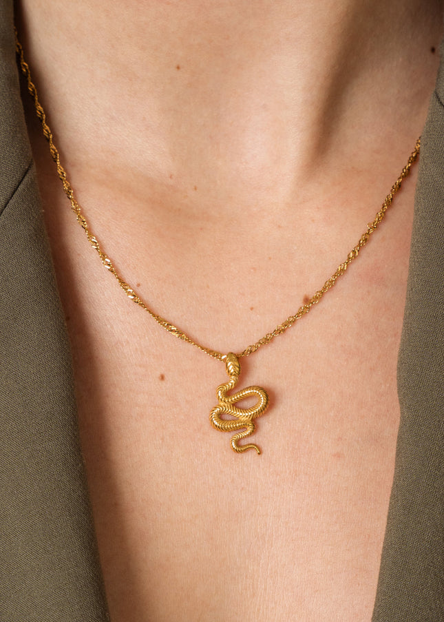 Collar de Oro con Colgante de Serpiente