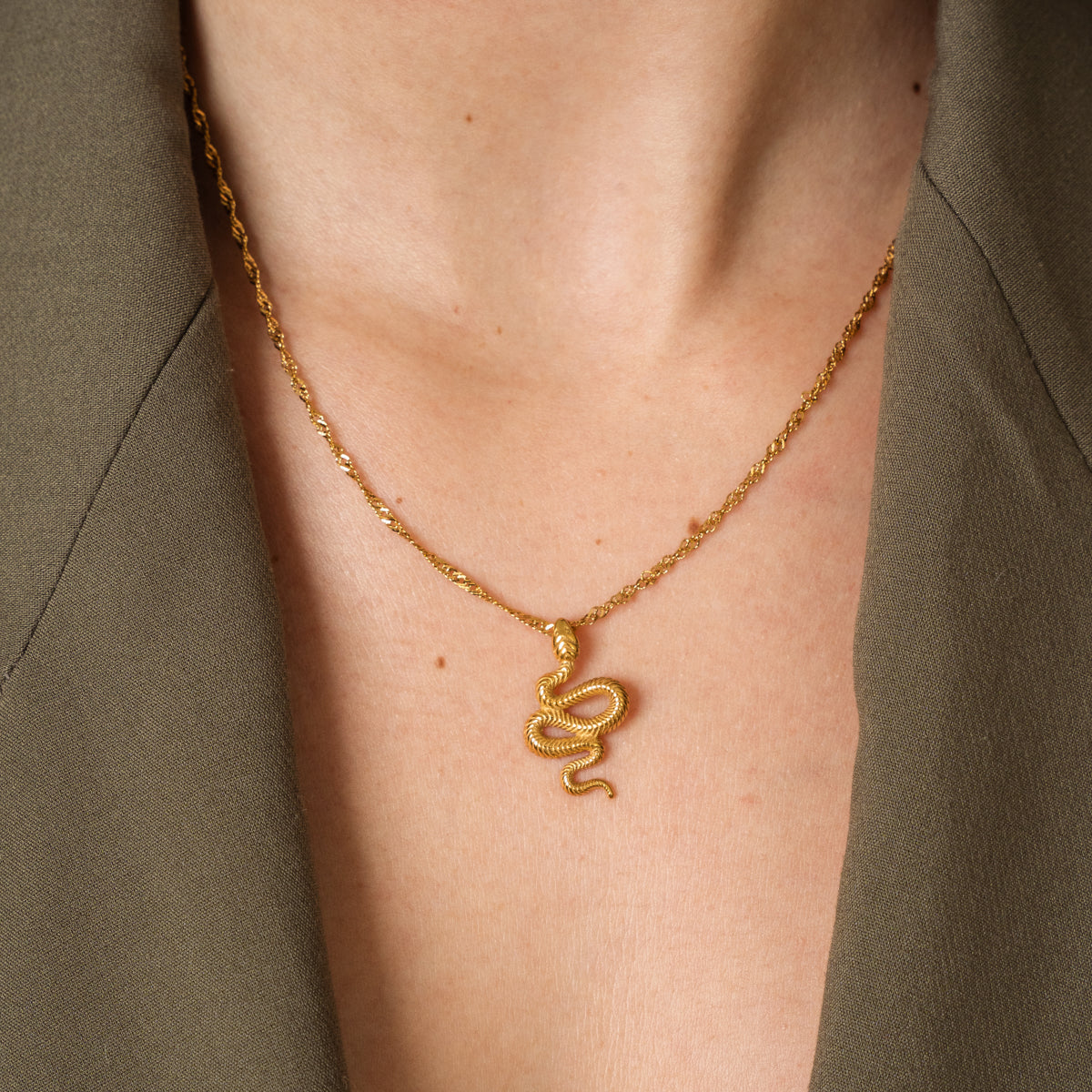 Collar de Oro con Colgante de Serpiente