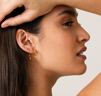 Pendientes Aros Texturizados Asimétricos - Oro