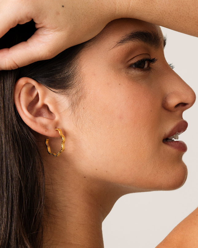 Pendientes Aros Texturizados Asimétricos - Oro