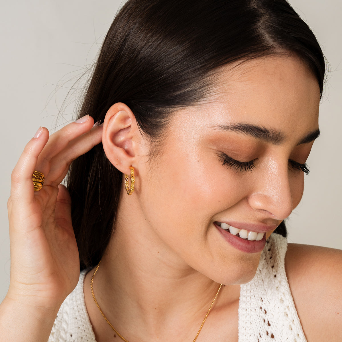 Pendientes Aros Texturizados Asimétricos - Oro