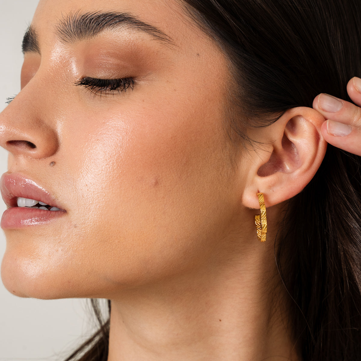 Pendientes Aros Texturizados Asimétricos - Oro