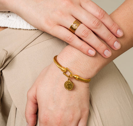 Pulsera de Oro con Colgante de Moneda