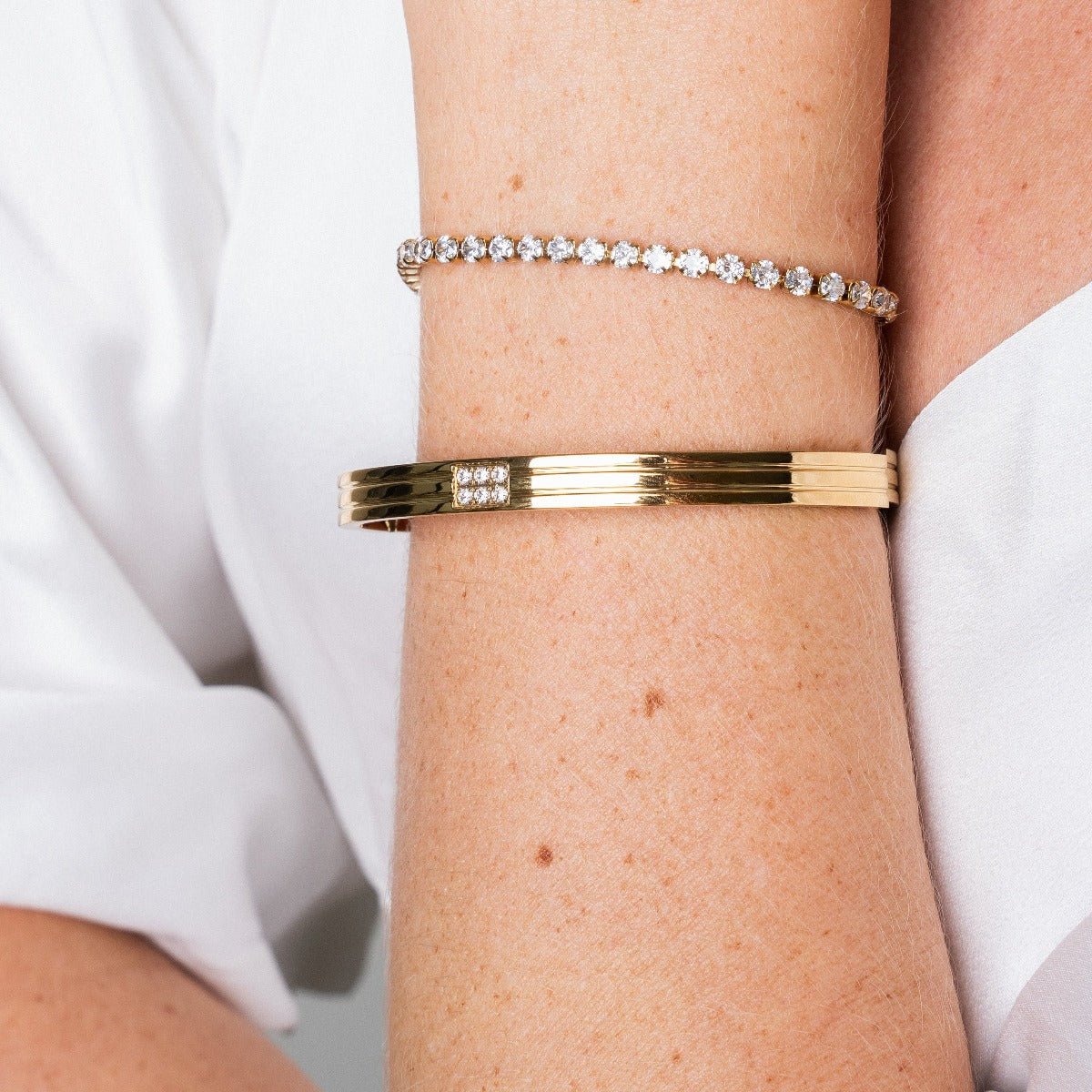 Brazalete de Piedra Tallada en Oro