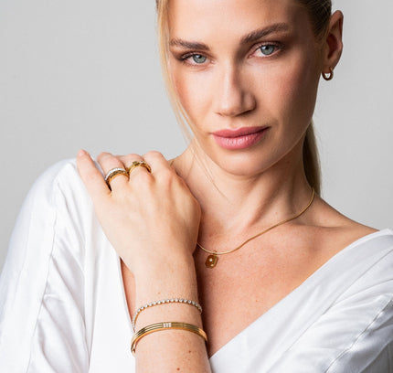 Brazalete de Piedra Tallada en Oro