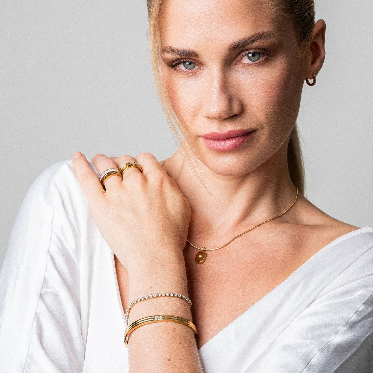 Brazalete de Piedra Tallada en Oro