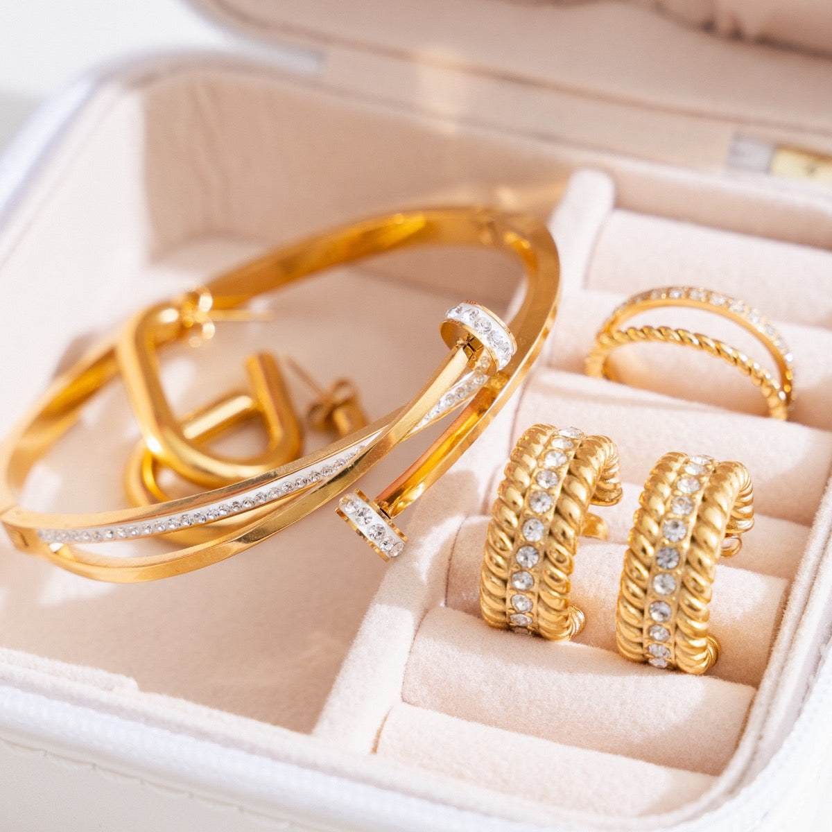 Aros de Piedra con Cadena en Oro