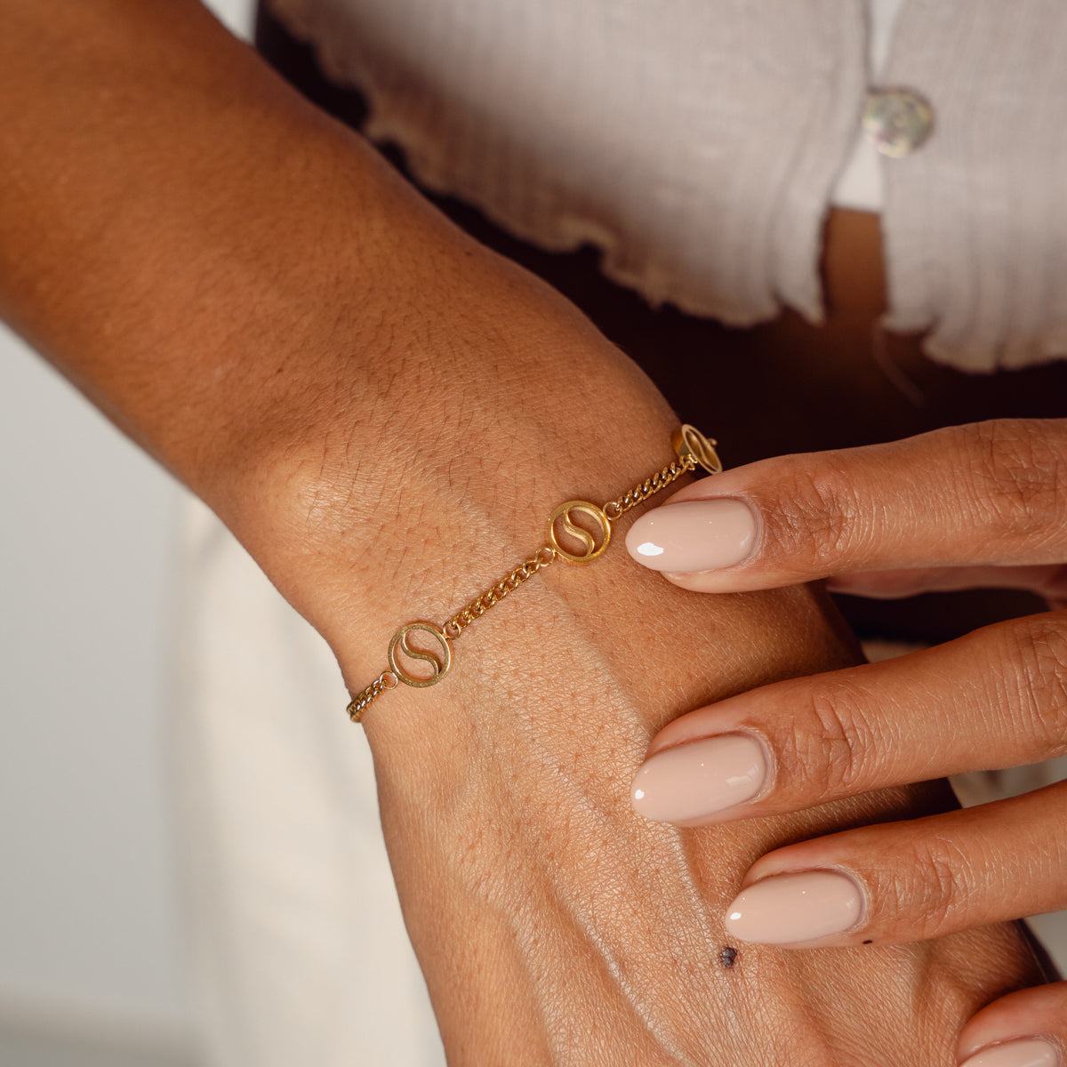 Pulsera de Oro con Colgante Serra