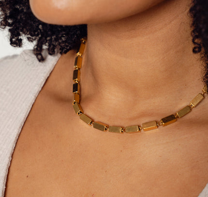 Collar de Cadena Rectangular en Color Oro
