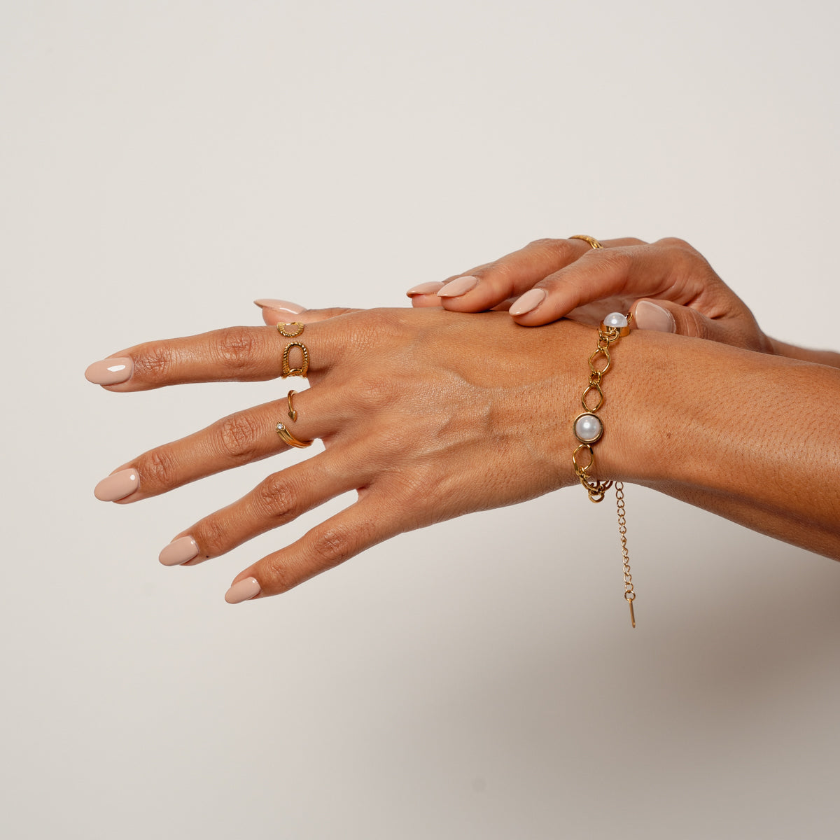 Pulsera de Oro con Colgante de Perla Cora