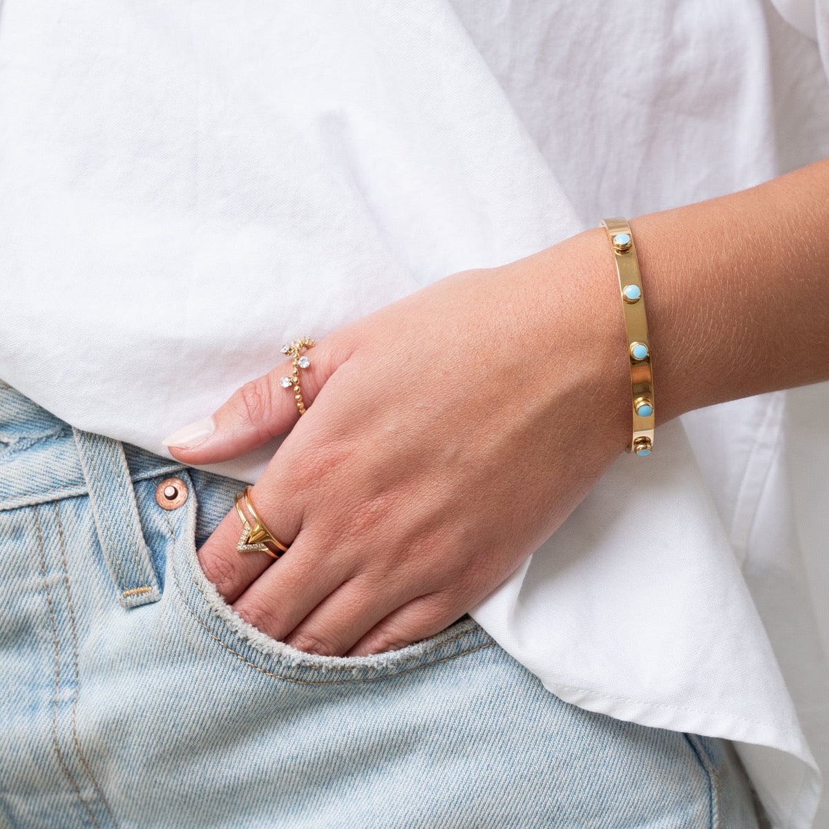 Pulsera de Brazalete Aqua con Acabado Dorado