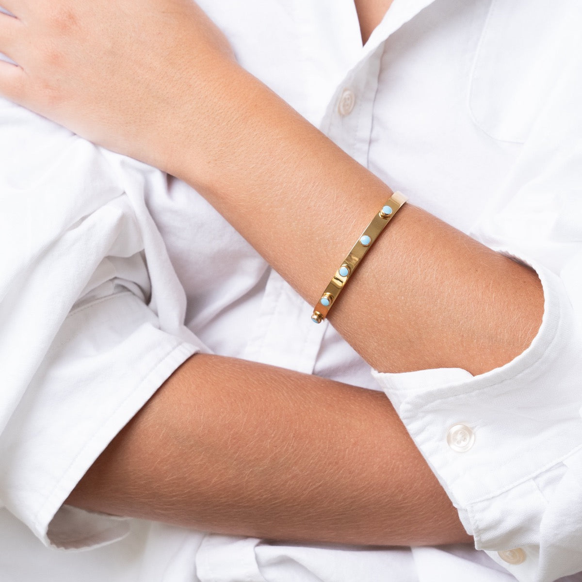 Pulsera de Brazalete Aqua con Acabado Dorado