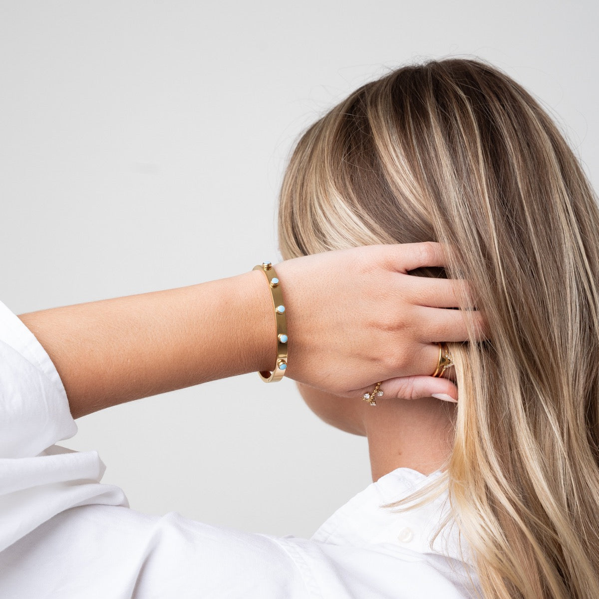 Pulsera de Brazalete Aqua con Acabado Dorado