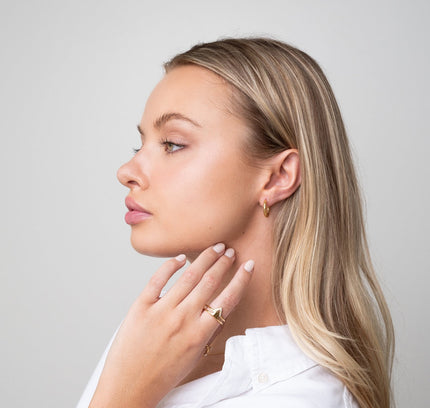 Pendientes Huggie Texturizados en Oro