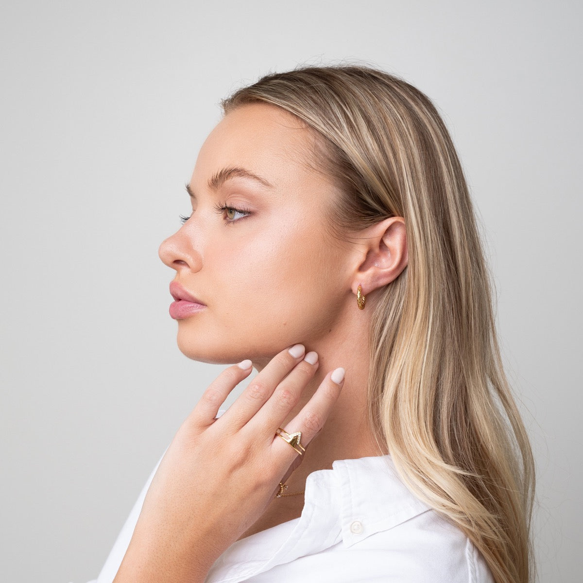 Pendientes Huggie Texturizados en Oro