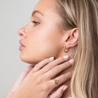 Pendientes Huggie Texturizados en Oro